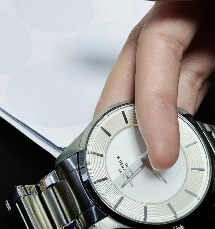 Surface de protection en verre pour montre avec film électrostatique en PVC