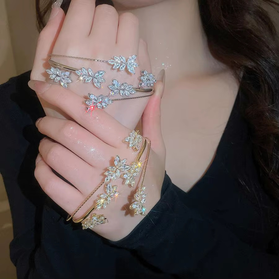 Bracelet de luxe en zircon brillant pour femme, jonc ouvert intégré motif floral, exquis et élégant, idéal pour les banquets, les soirées ou le quotidien, accessoire de bijouterie, cadeau