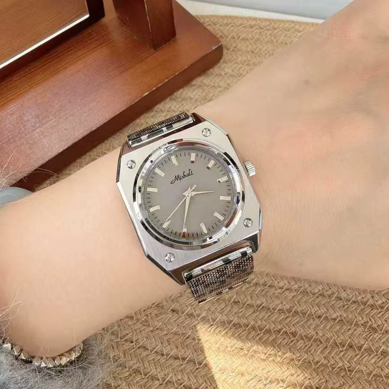 Nouvelle montre pour femme avec bracelet imprimé léopard et grand cadran