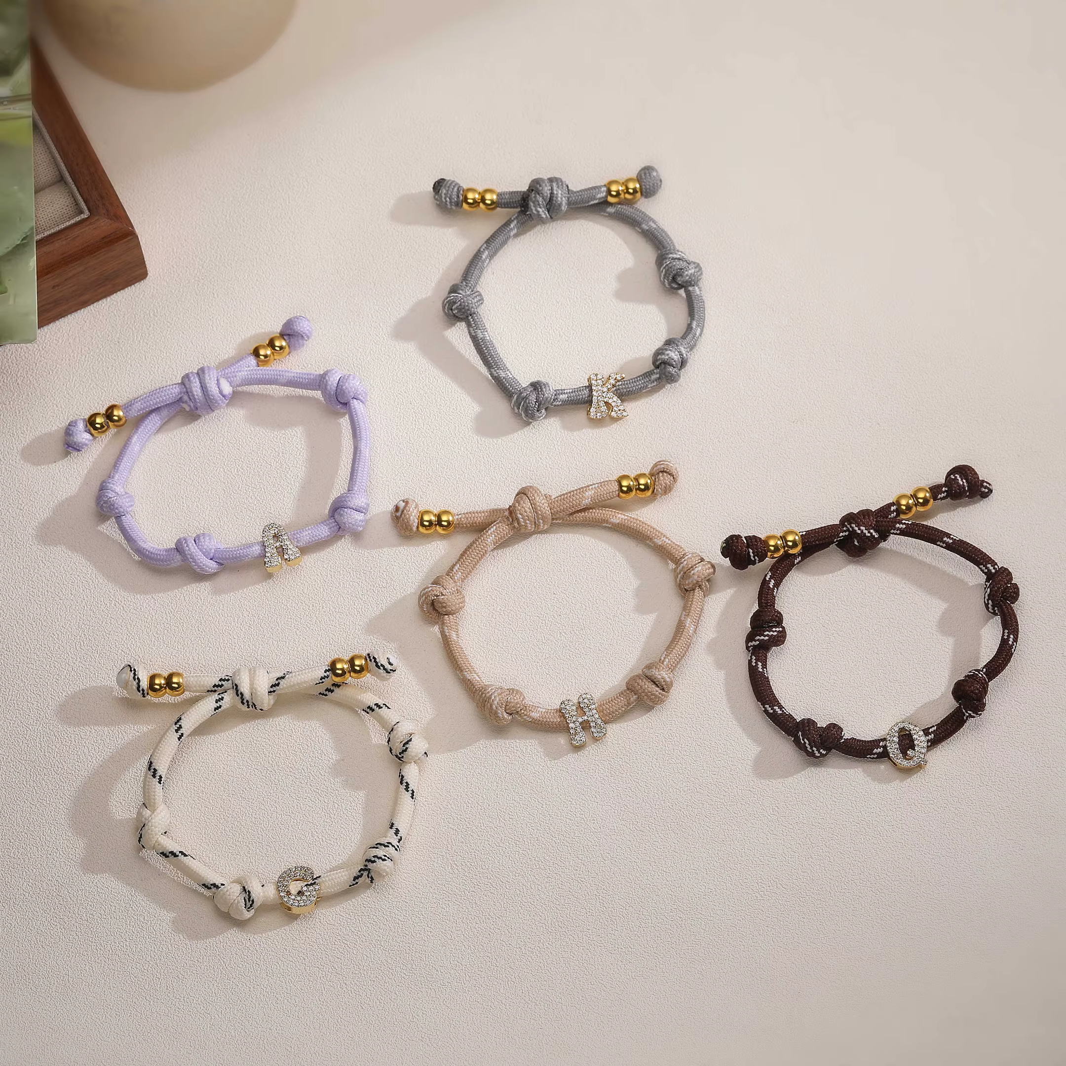 Bracelet tressé bicolore avec breloques alphabet A-Z