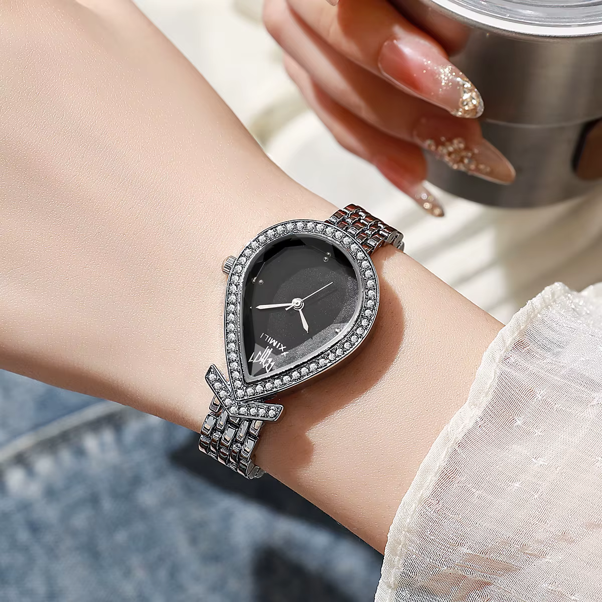 Nouvelle montre créative vintage pour femmes avec cadran en forme de larme serti de diamants