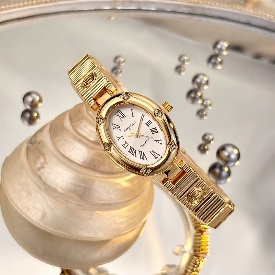 Montre dorée élégante pour femme avec cadran ovale