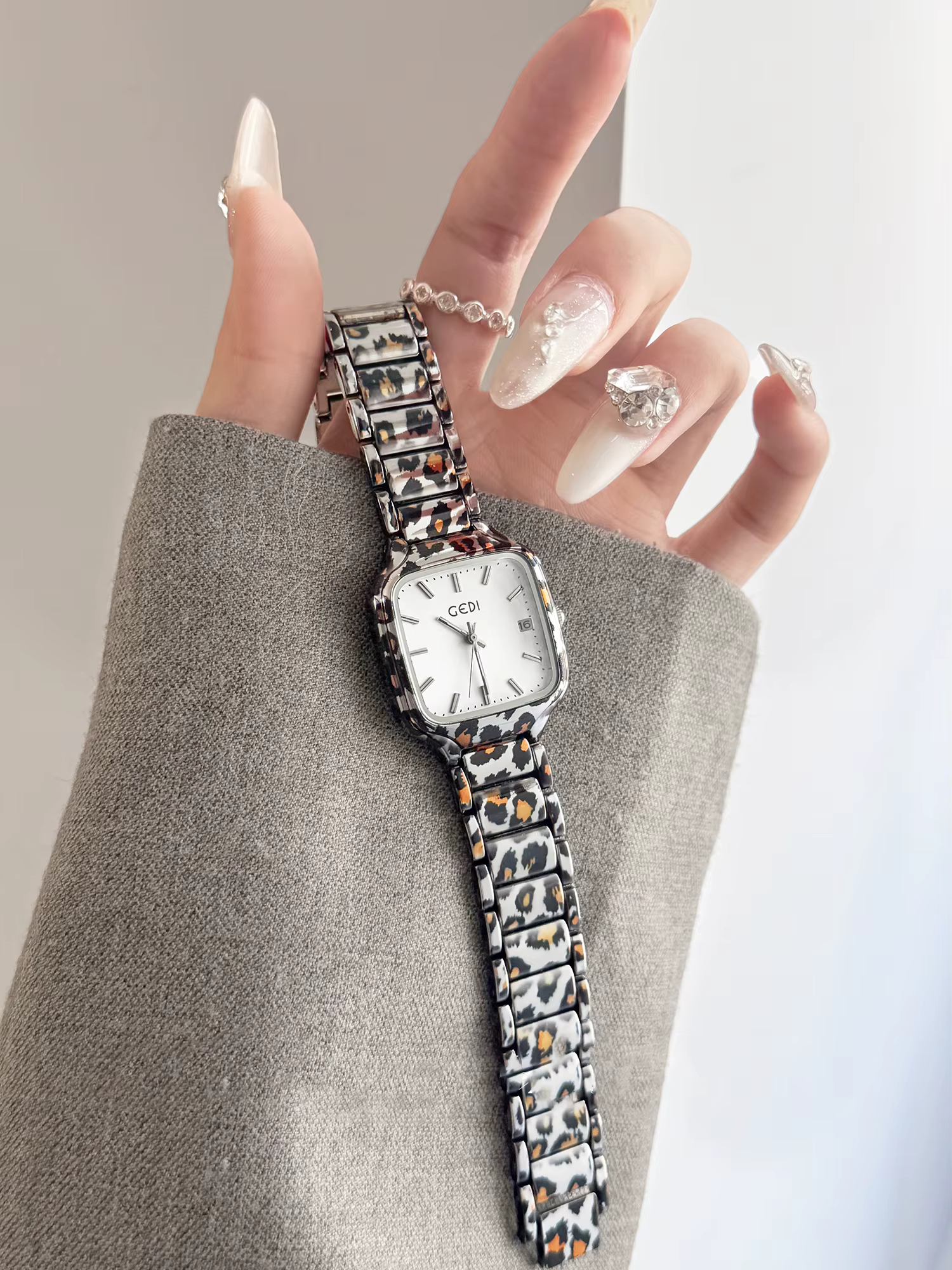 2025 Nouvelle montre de mode d'inspiration vintage pour femmes imprimé léopard boîtier carré en acier inoxydable montre-bracelet à quartz pour dames horloge cadeau