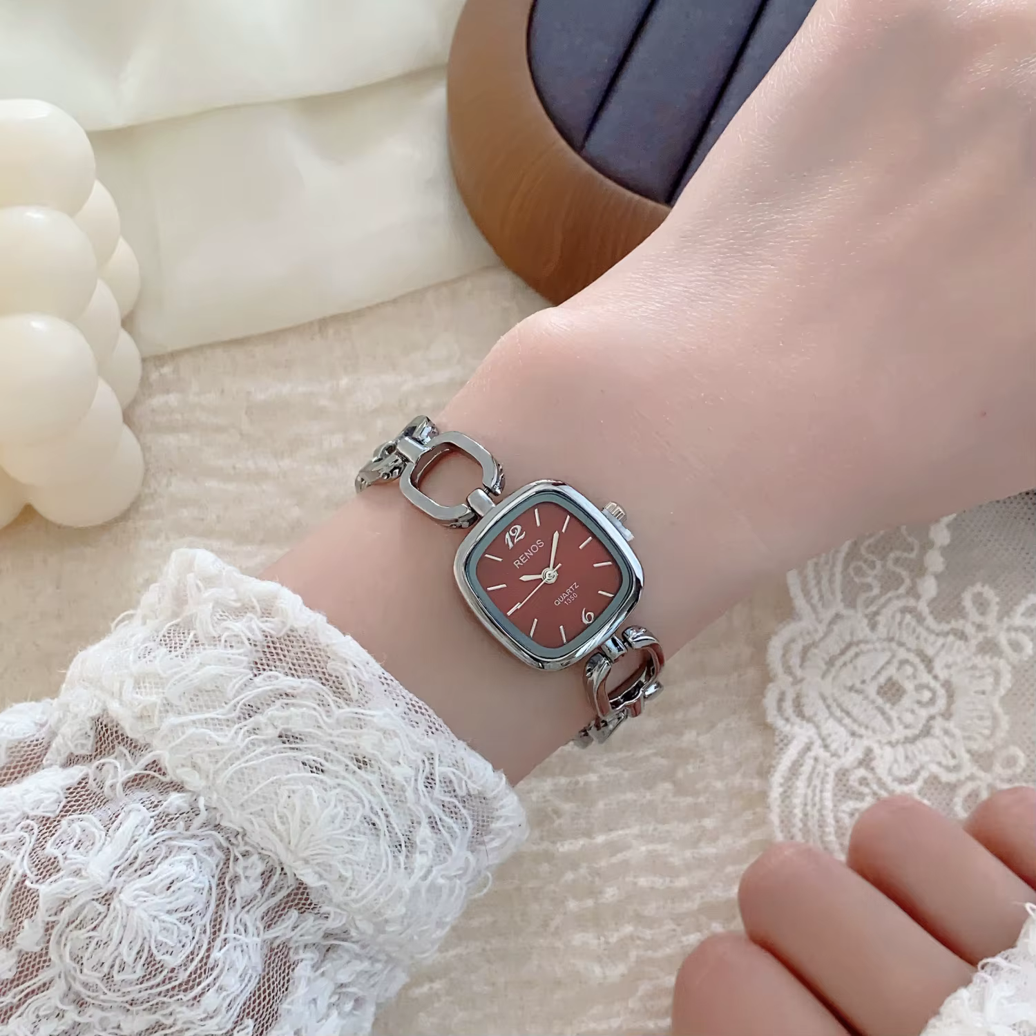 Montre bracelet carrée ajourée argentée pour femme